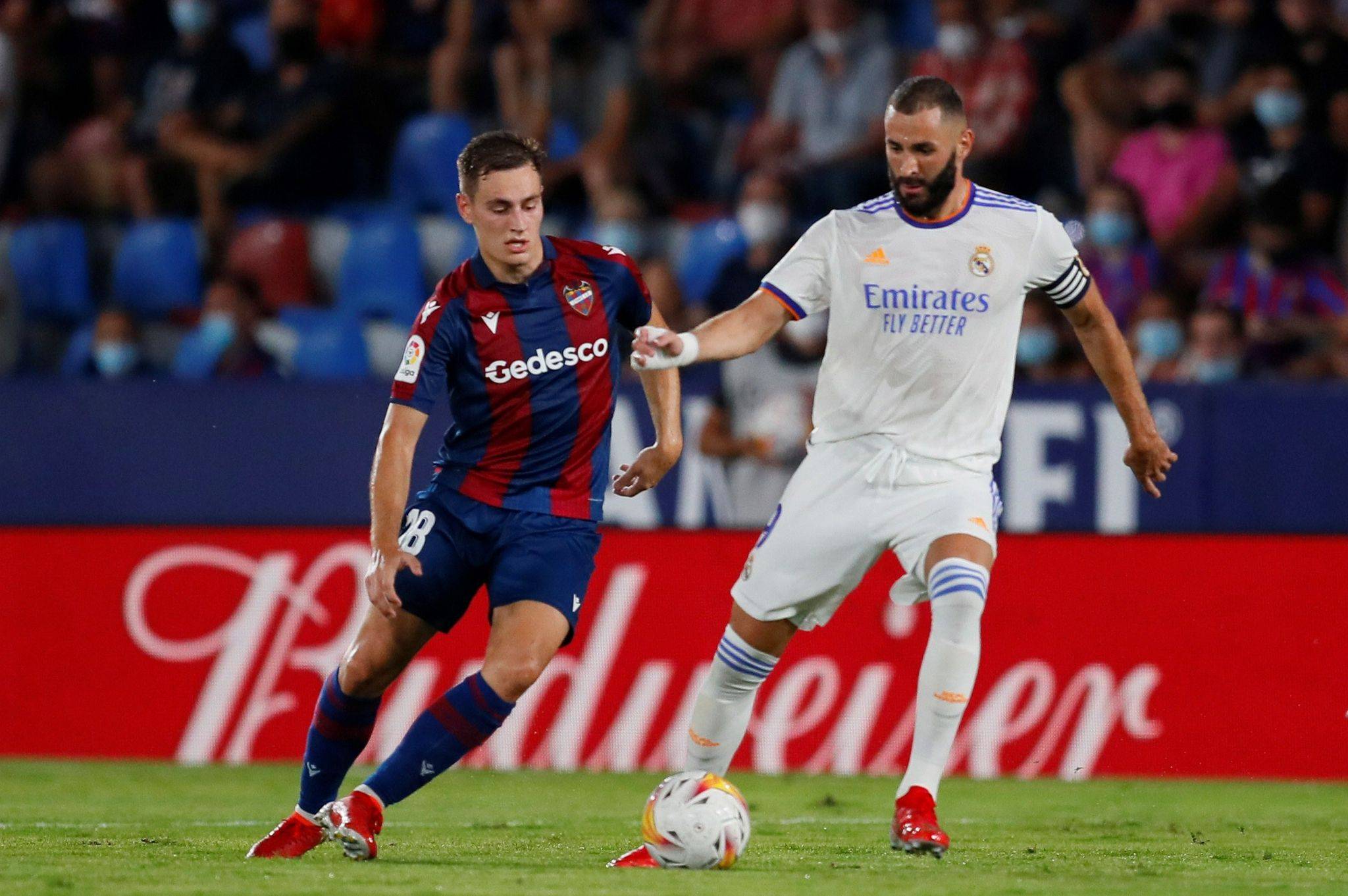 窗口期马德里竞技调整名单以备欧超杯，回应争议环节打磨，压力陡增，赛季目标并未改变的简单介绍